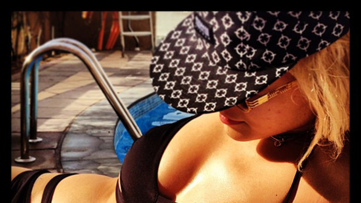 Rita Ora njuter av solen i Dubai. 