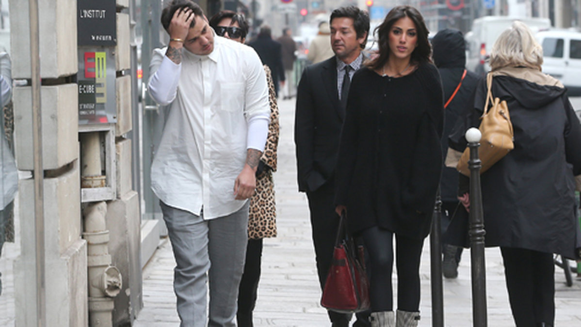 Rob Kardashian ute på stan med sin familj.