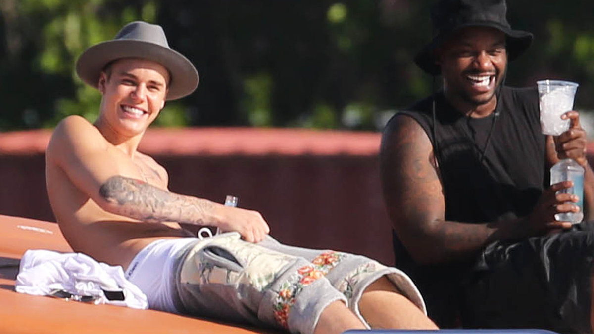 Justin Bieber och hans kompis skrattade och njöt av solen.