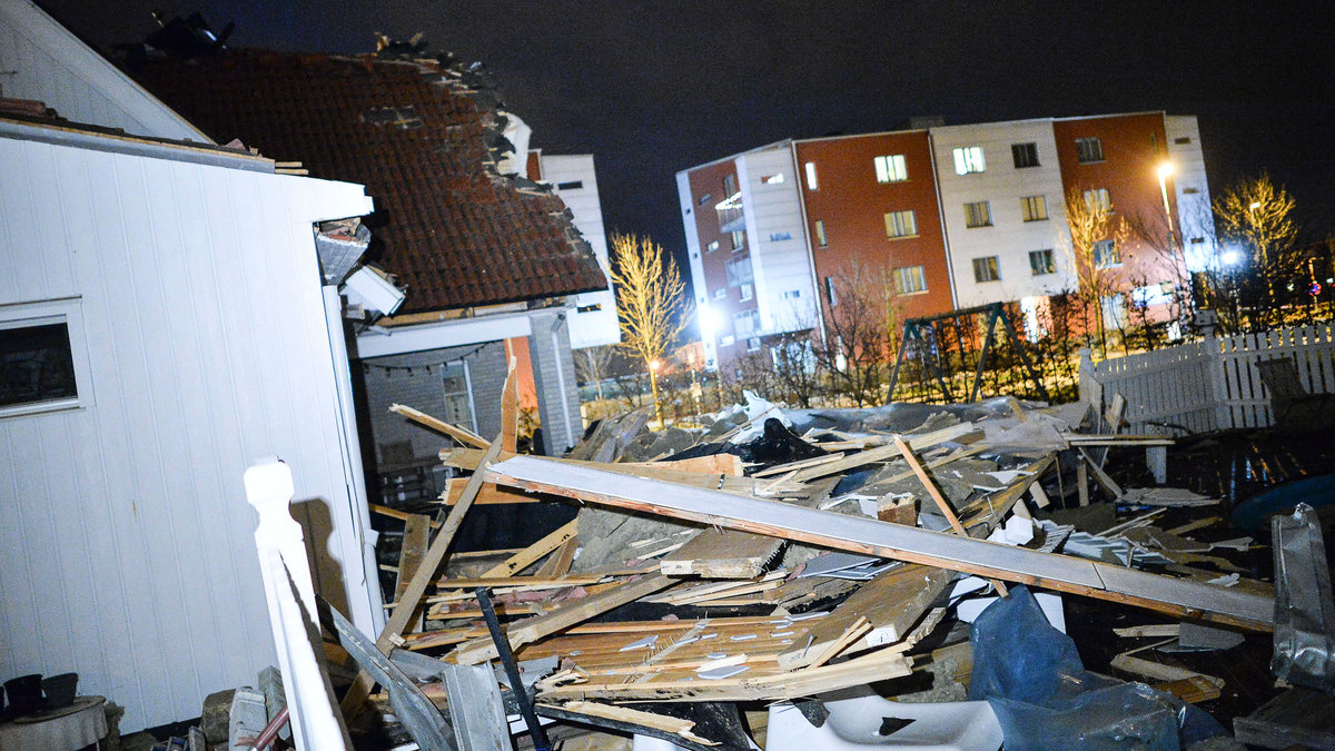 Taket krossade en villa på andra sidan gatan där en familj klarade sig undan oskadda. 