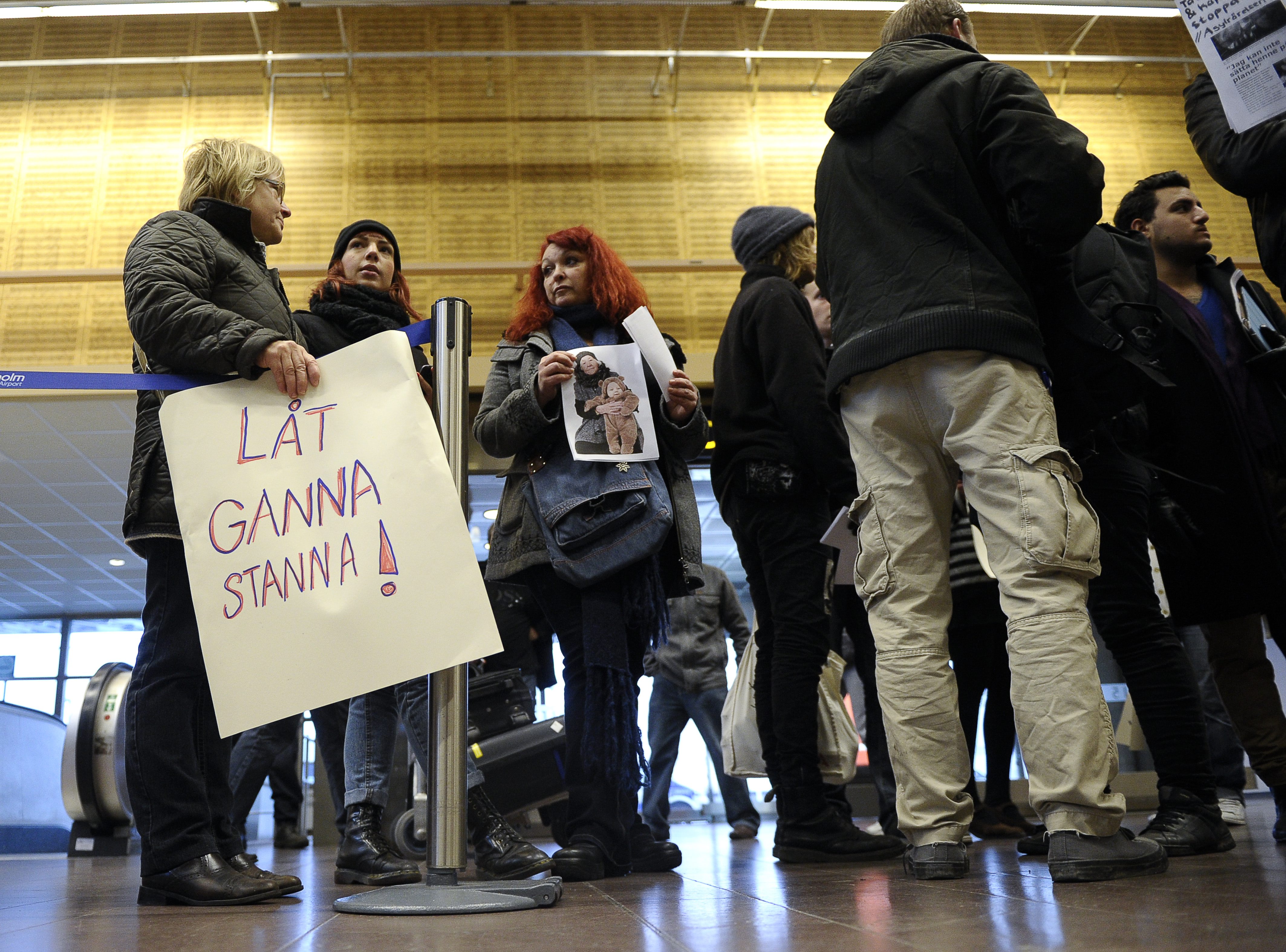 På Arlanda samlades ett 40-tal personer för att protestera mot utvisningen.