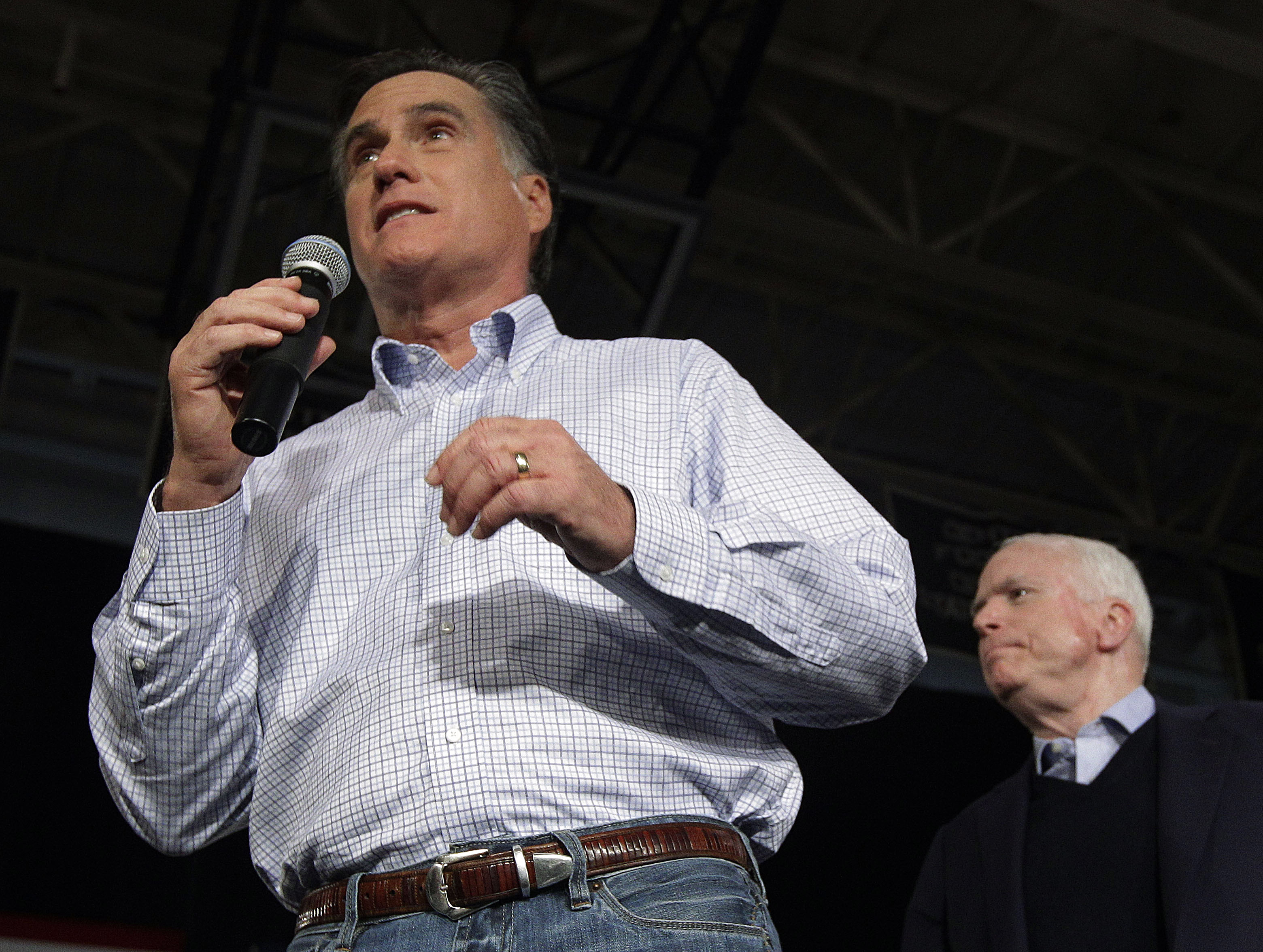 Mitt Romney får hård kritik för att sakna både stöd i partiet och tydliga åsikter.