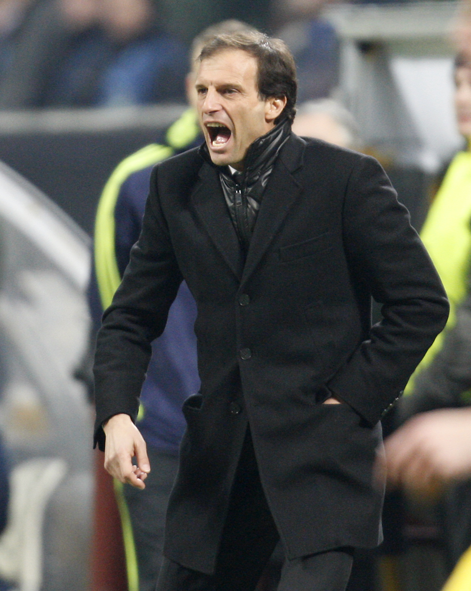 Milancoachen Massimiliano Allegri pratade inför matchen om vikten av att hålla nollan, men nu släptte han sitt lag löst. Milancoachen Massimiliano Allegri pratade inför matchen om vikten av att hålla nollan, men nu släptte han sitt lag löst.