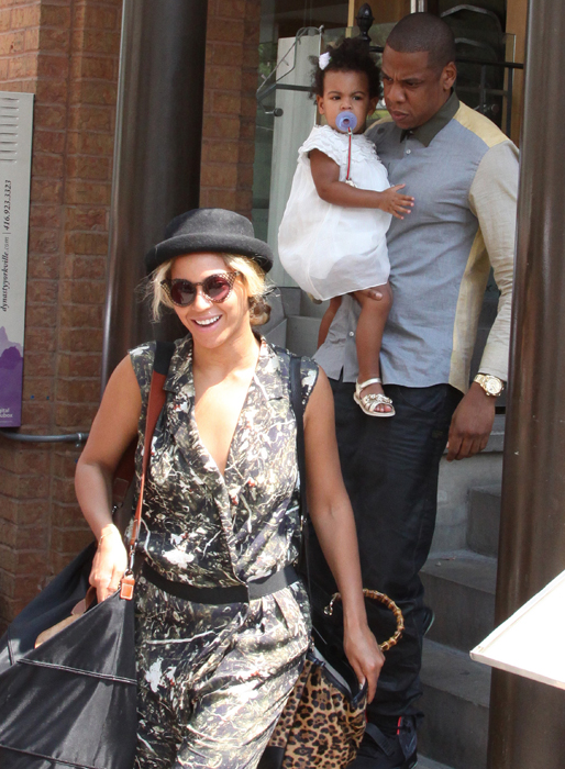 Beyoncé, Blue Ivy och Jay-Z i Toronto. Beyoncé, Blue Ivy och Jay-Z i Toronto.