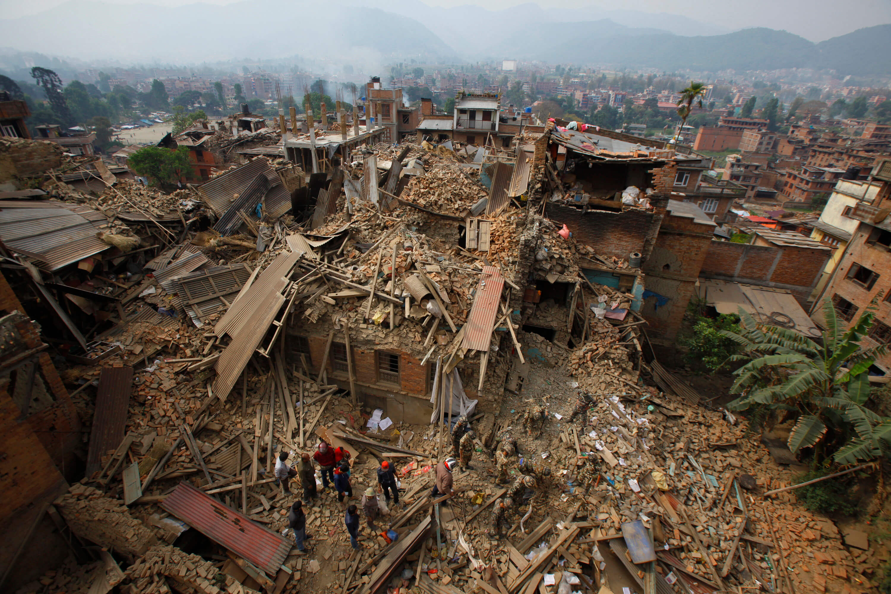 Den 25 april inträffade en jordbävning med katastrofala konsekvenser i Nepal. Magnituden uppmättes till 7,8 på richterskalan och tillsammans med följade efterskalv dödade jordbävningen minst 2 593 personer. Över 14 000 skadades. Den 25 april inträffade en jordbävning med katastrofala konsekvenser i Nepal. Magnituden uppmättes till 7,8 på richterskalan och tillsammans med följade efterskalv dödade jordbävningen minst 2 593 personer. Över 14 000 skadades.