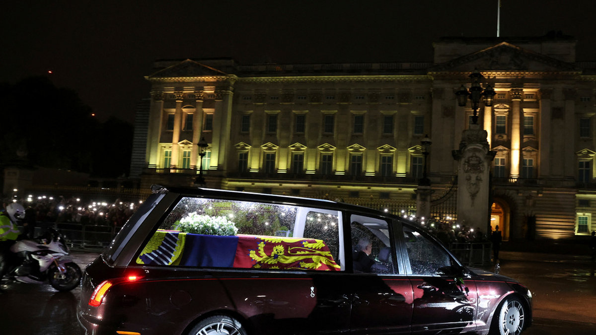 Den flaggdraperade kistan med den brittiska drottningen Elizabeths kvarlevor anlände till Buckingham Palace på tisdagskvällen.