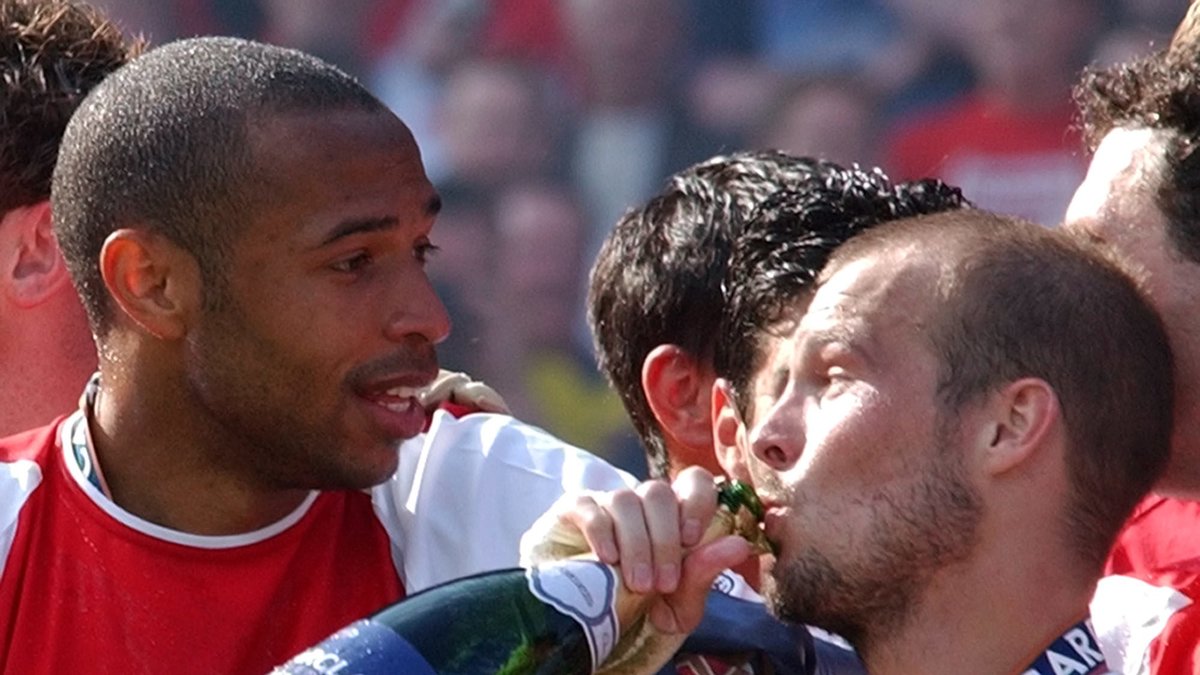 Här firar han ligatiteln med Thierry Henry 2004.