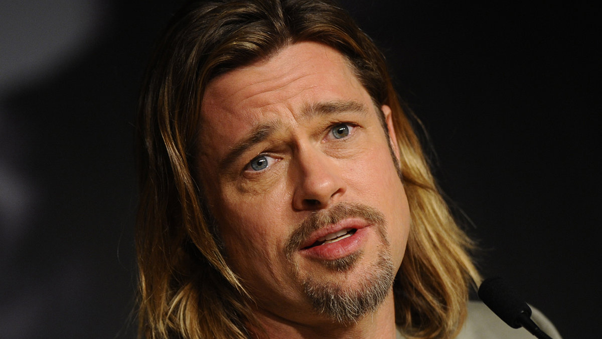 Till vardags är vi vana att se Brad Pitt i axellångt cendrefärgat svall.