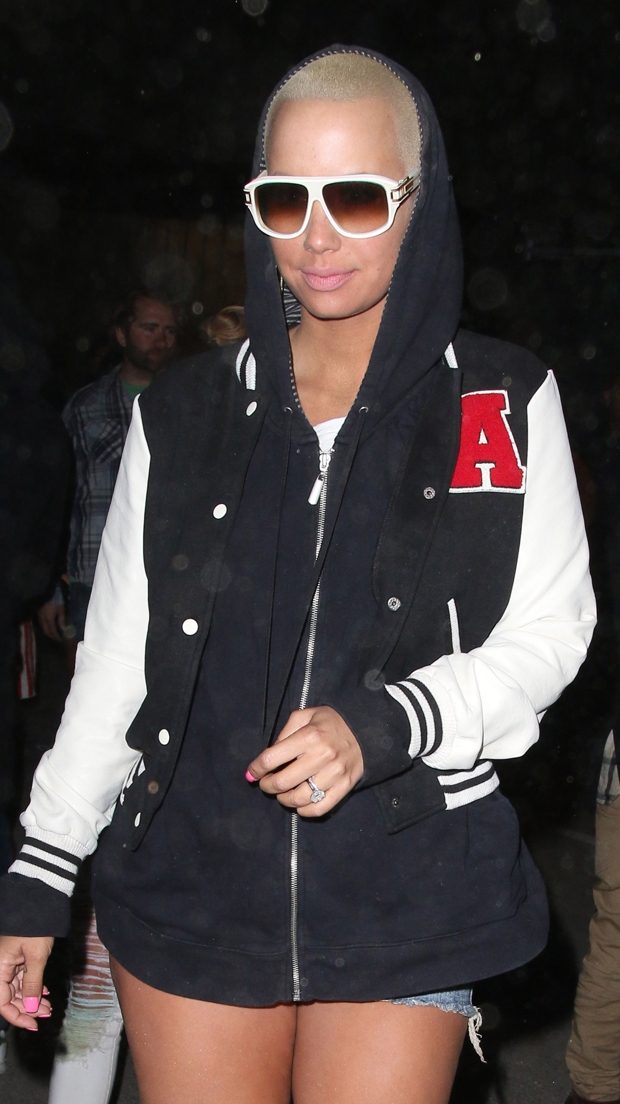 Wiz Khalifas fruga Amber Rose körde på solglasögon och hoodie. Wiz Khalifas fruga Amber Rose körde på solglasögon och hoodie.