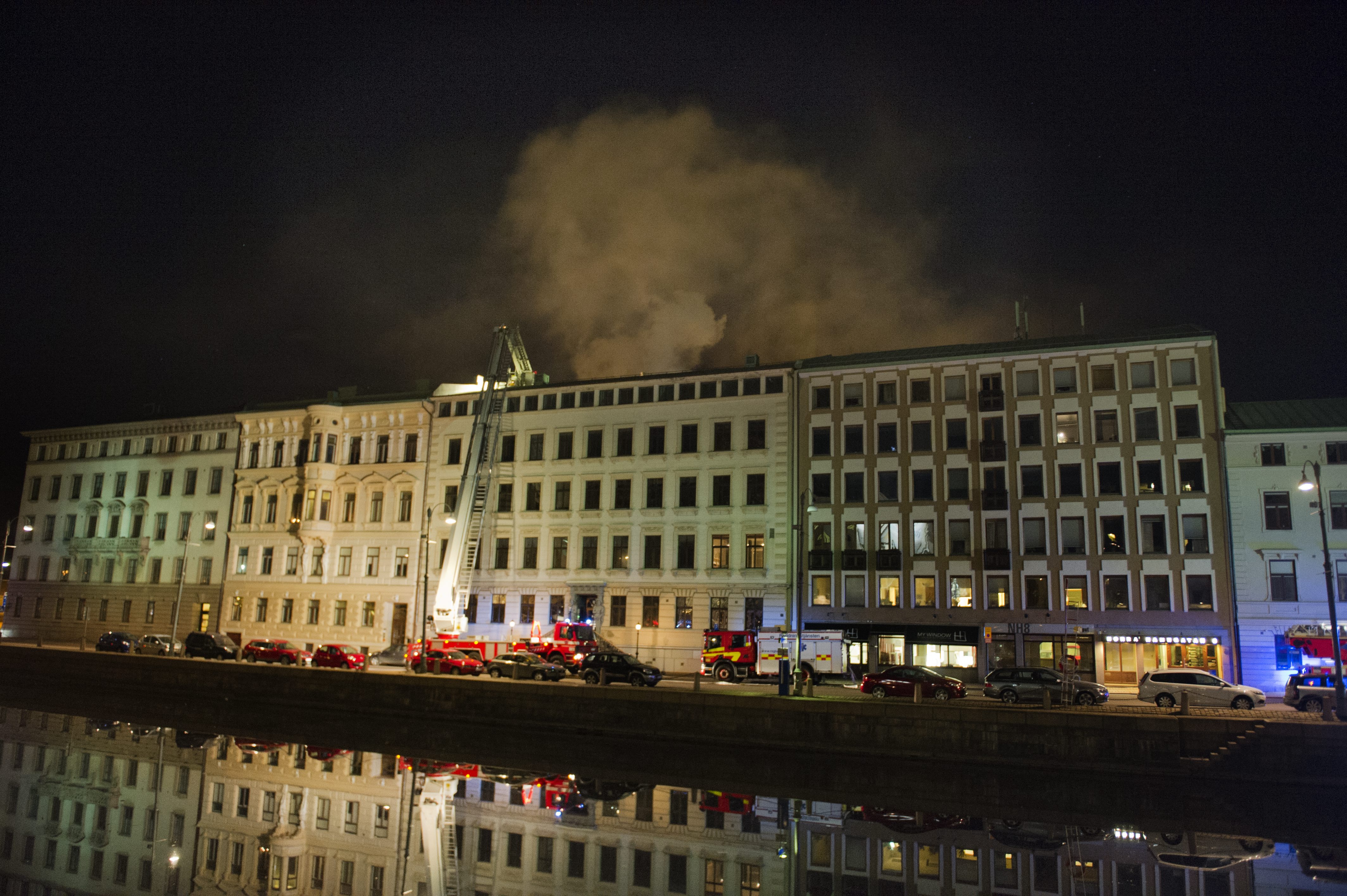 Räddningstjänst fick in larmet om branden på Smedjegatan 3 strax före halv två på natten till tisdag.