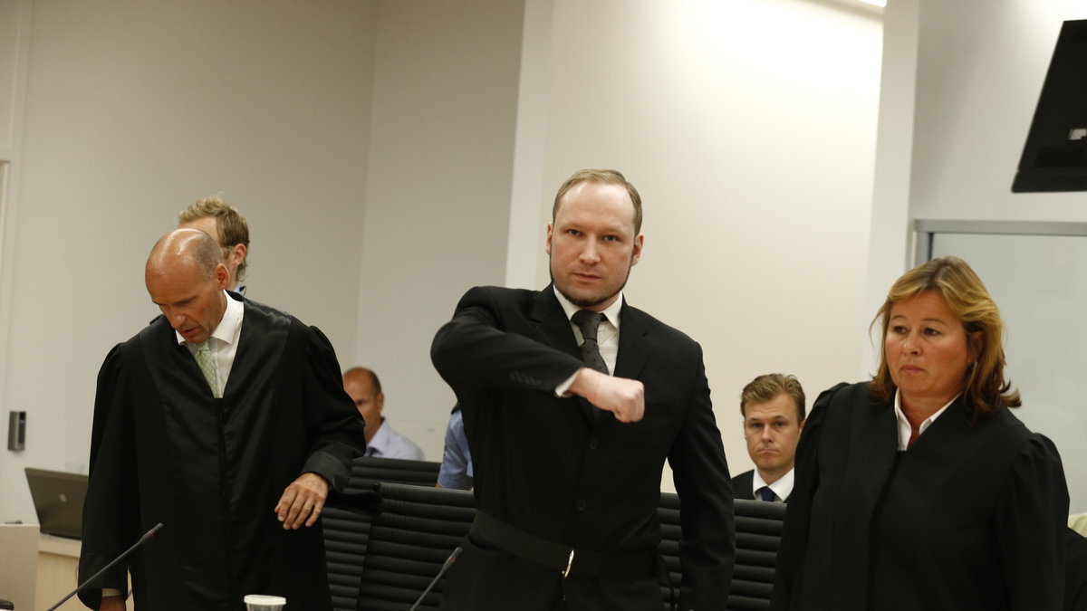 Anders Behring Breivik gör sin högerextremistiska hälsning i rättssalen.