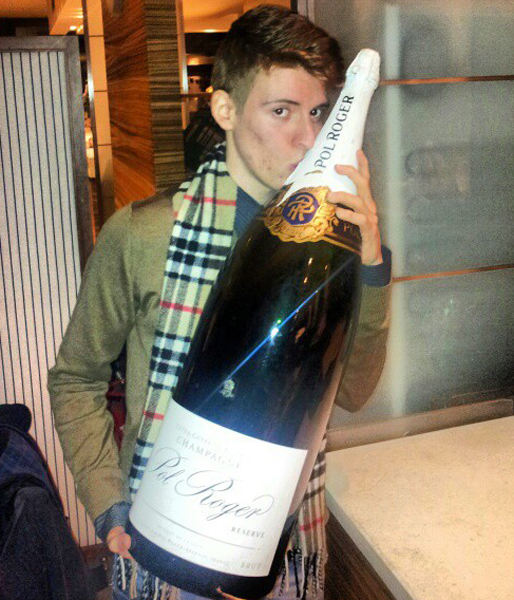 1,5 liter Pol Roger kostar närmare 800 kronor. Så du kan ju gissa vad den här superflaskan gick på. 1,5 liter Pol Roger kostar närmare 800 kronor. Så du kan ju gissa vad den här superflaskan gick på.