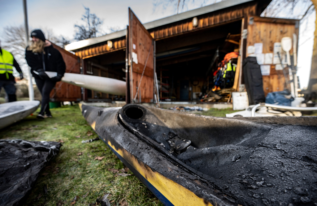 Brandskadade kanoter, kajaker, paddlar och annan utrustning tas omhand på Malmö kanotklubb på Malmöhusvägen i Malmö efter fredagsmorgonens brand.