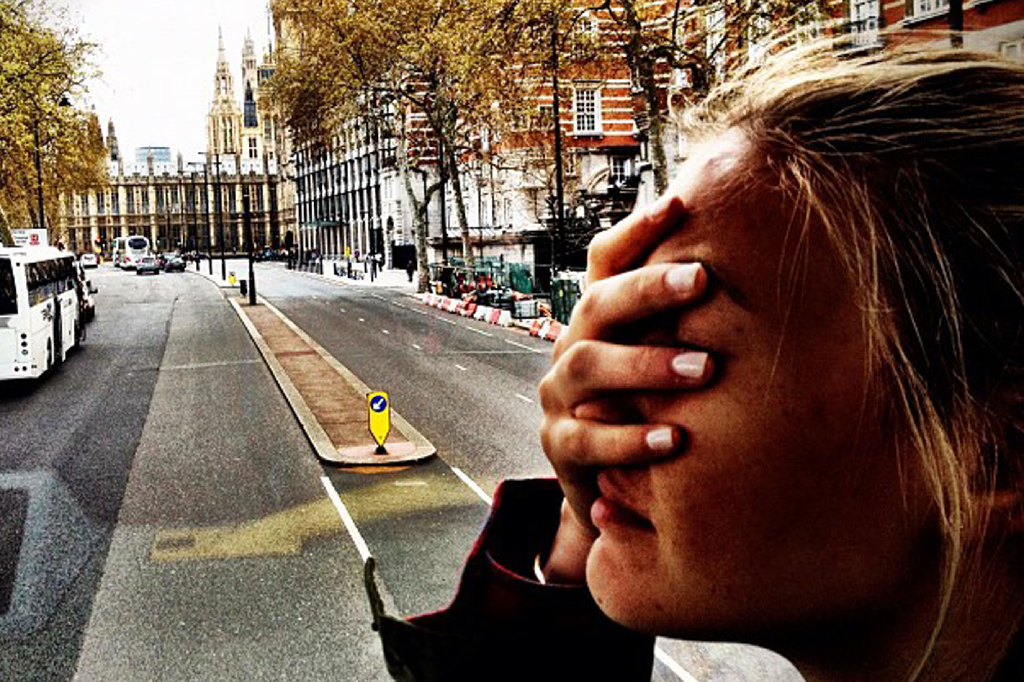 Meningsfull twitterbild som Bar Refaeli twittrar när hon är i London. Meningsfull twitterbild som Bar Refaeli twittrar när hon är i London.