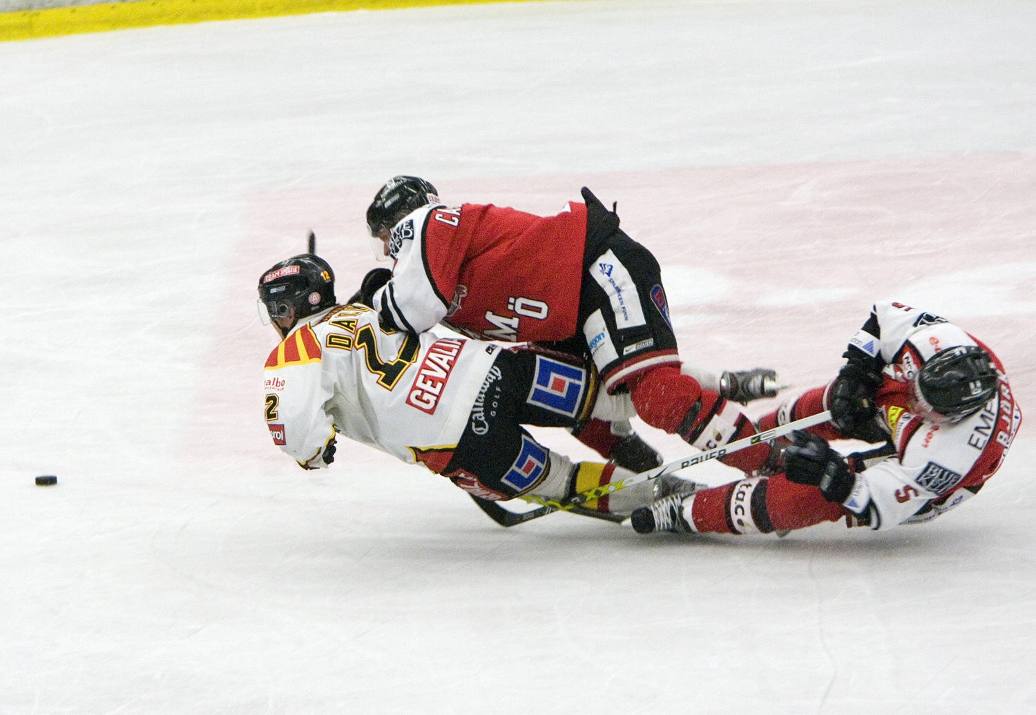 Det krävdes två man för att stoppa Dackell i en kvalseriematch mot Malmö 2008.