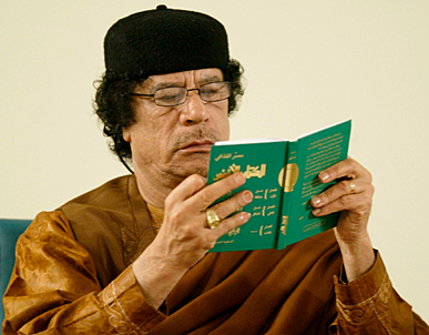 Överste Muammar Khaddafi med sin gröna bok.