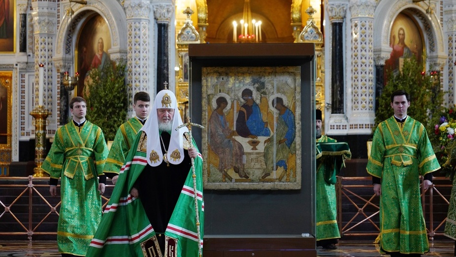 Patriark Kirill i mitten, framför Rubljovs 'Treenigheten', under söndagens gudstjänst.