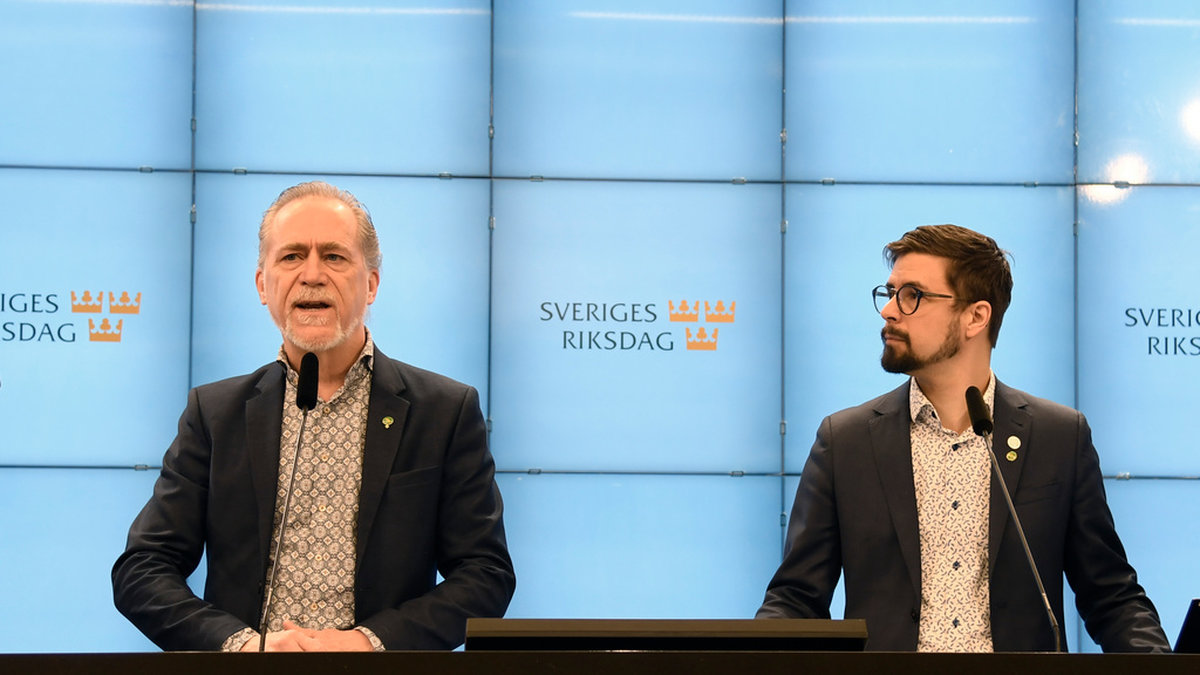 Miljöpartiets språkrör Daniel Helldén och riksdagsledamoten Linus Lakso. Arkivbild.