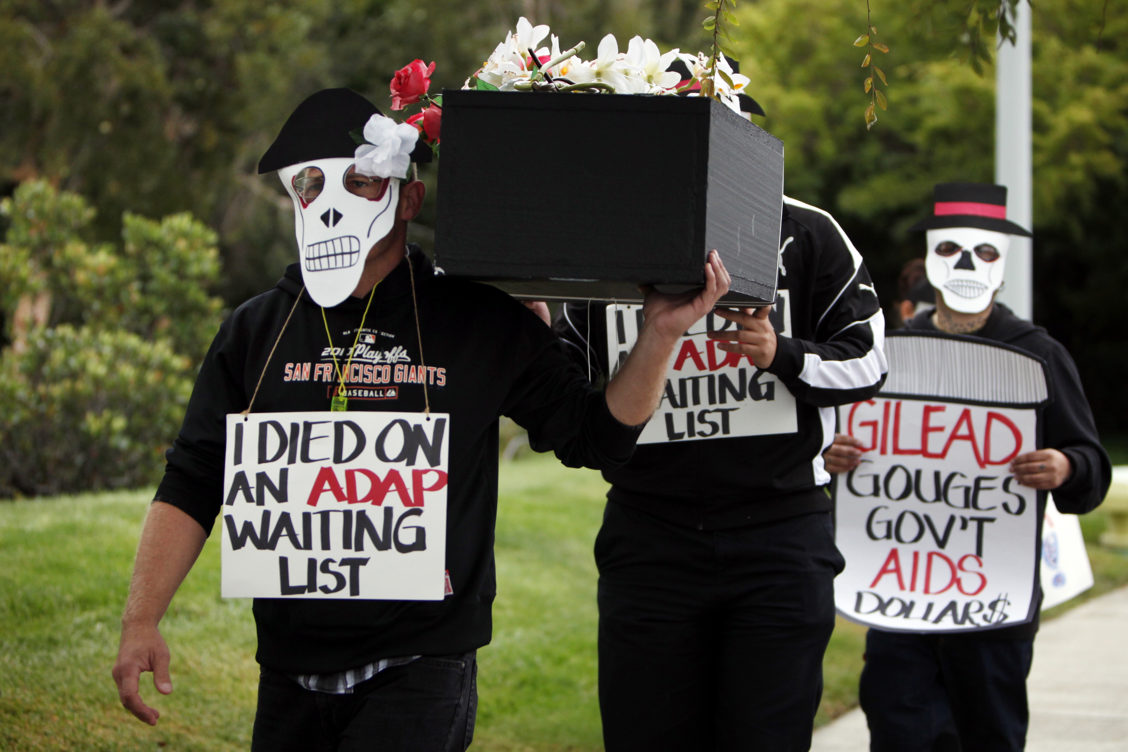 Demonstranter klädda i svart för att sörja de som dött i AIDS på grund av att de inte kunde betala för behandling mot HIV. 