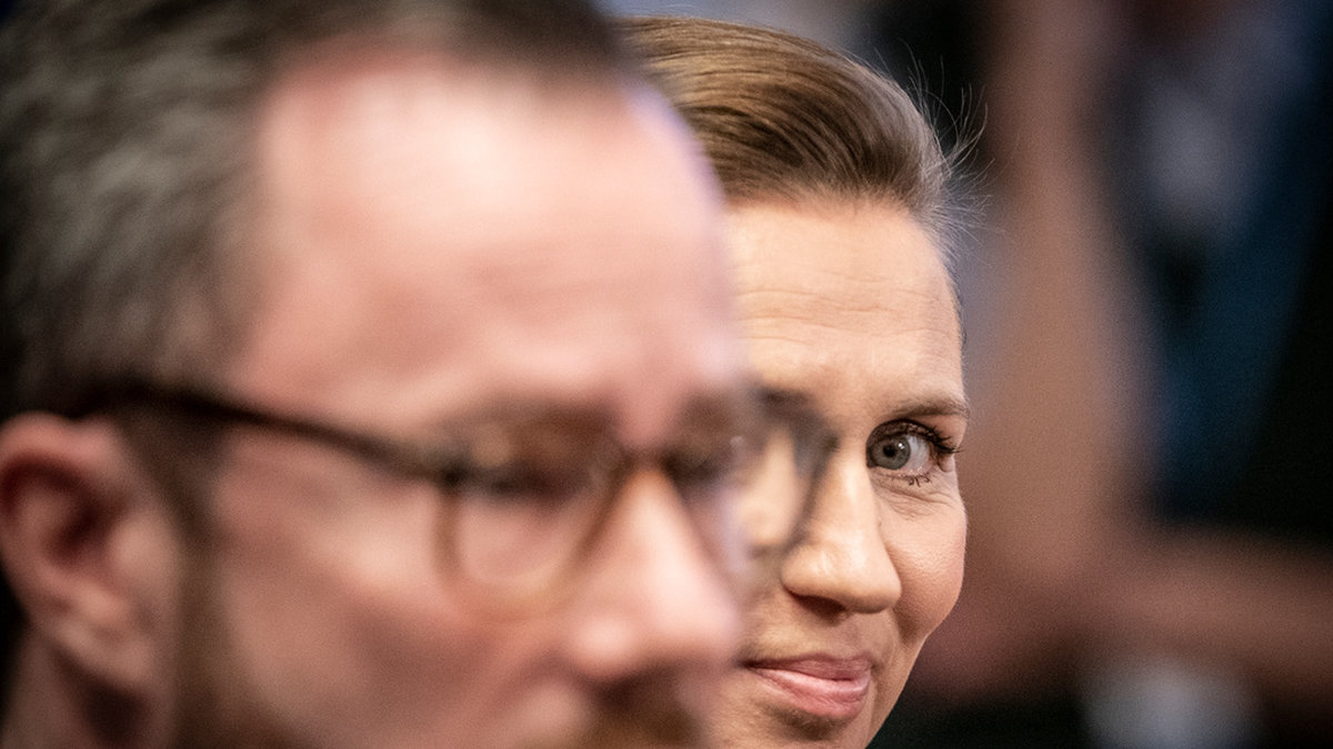 Danmarks statsminister Mette Frederiksens socialdemokrater tappar stöd. Här står hon sida vid sida med Venstres ledare Jakob Ellemann-Jensen, numera regeringskollega (och försvarsminister). Arkivbild.