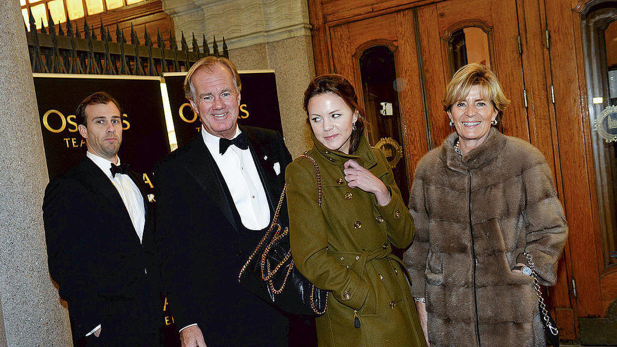 Tom Persson, Stefan Persson, fru Denise samt sällskap anländer till Oscarsteatern i Stockholm 2013.