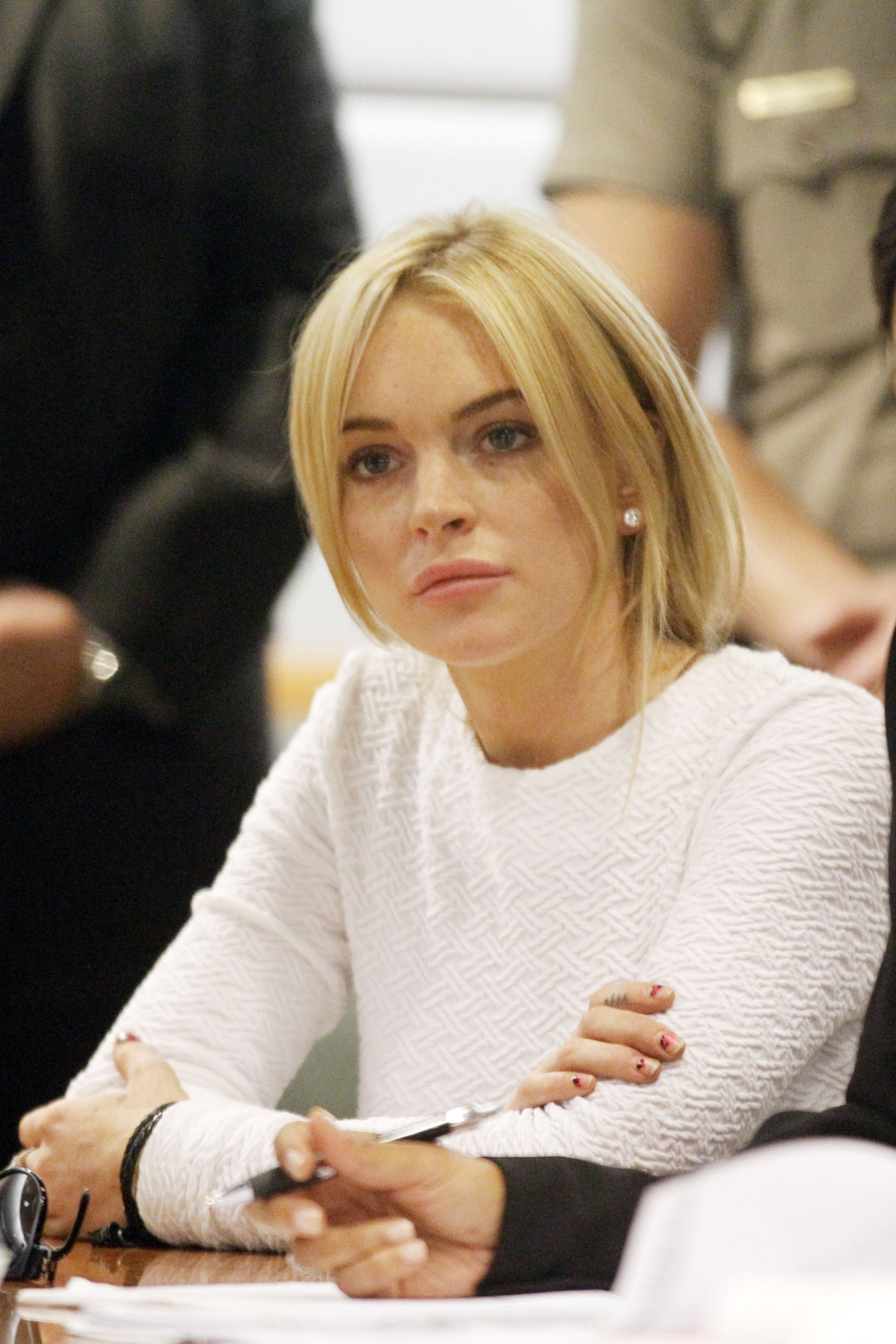 Lindsay Lohan bröt mot reglerna under sin husarrest och drack alkohol. Hon tvingades då till ytterligare en rättegång.
