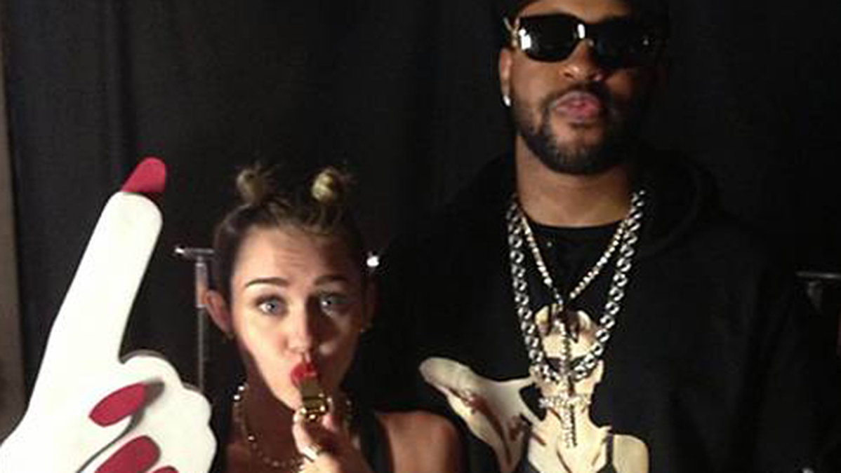 Miley poserar med den nya kärleken Mike.Will.Made.It.