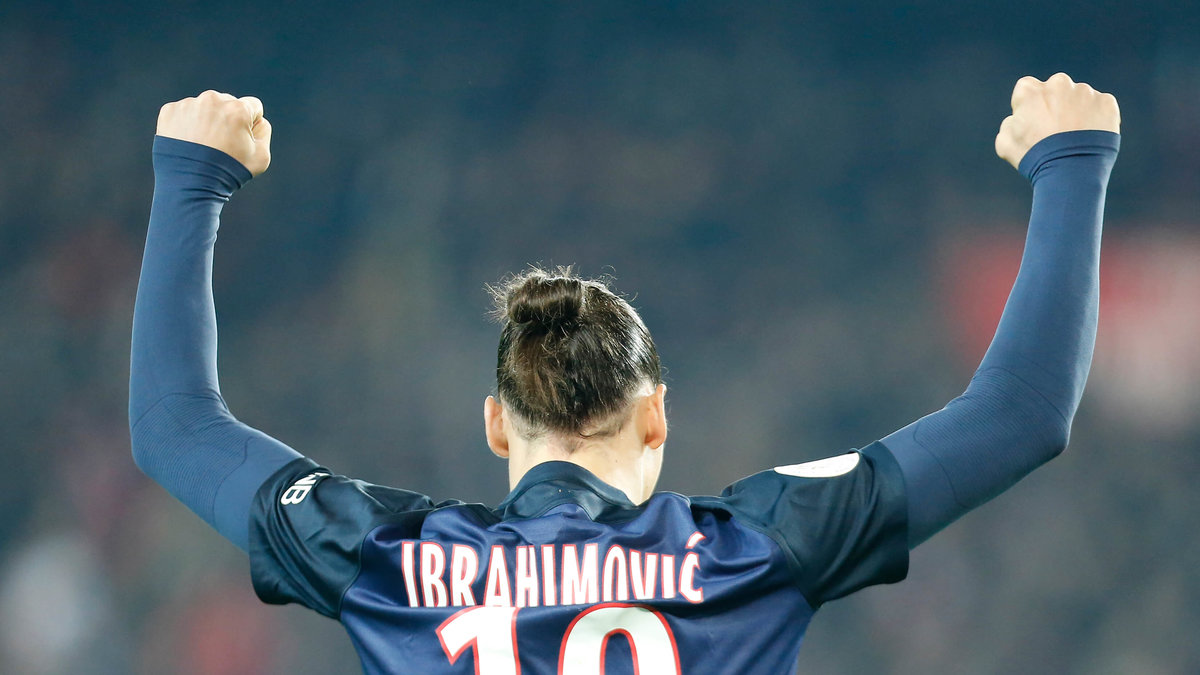 Zlatan spelar i PSG, och laget hyllar offren i attacken i Paris på sin matchtröjor. 