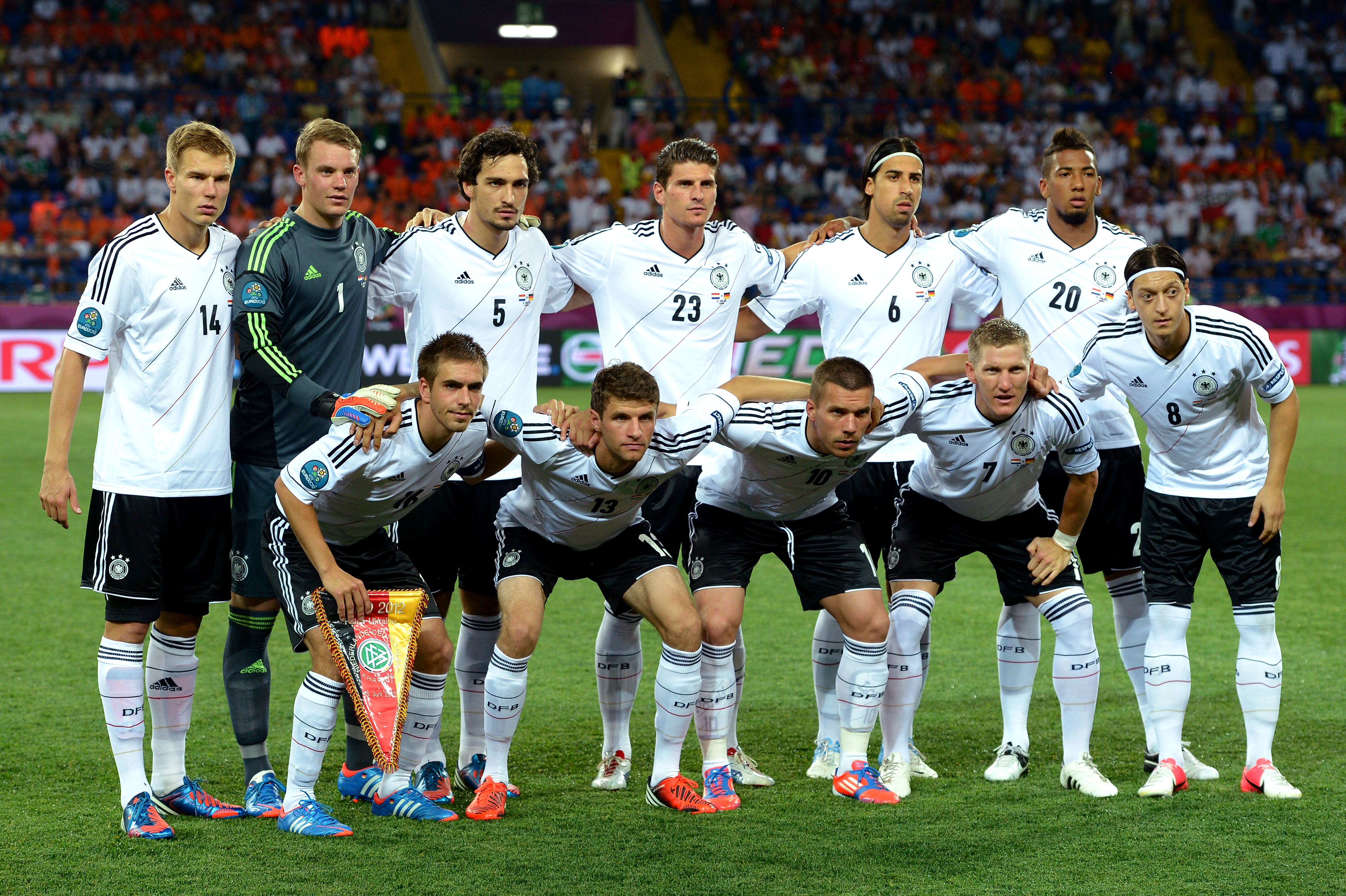 Tyskland kan bara missa slutspel om Portugal vinner mot Holland samtidigt som de förlorar mot Danmark med vilket resultat som helst förutom med 3-2 eller större siffror. Så tippar zebrafisken Zlatan.