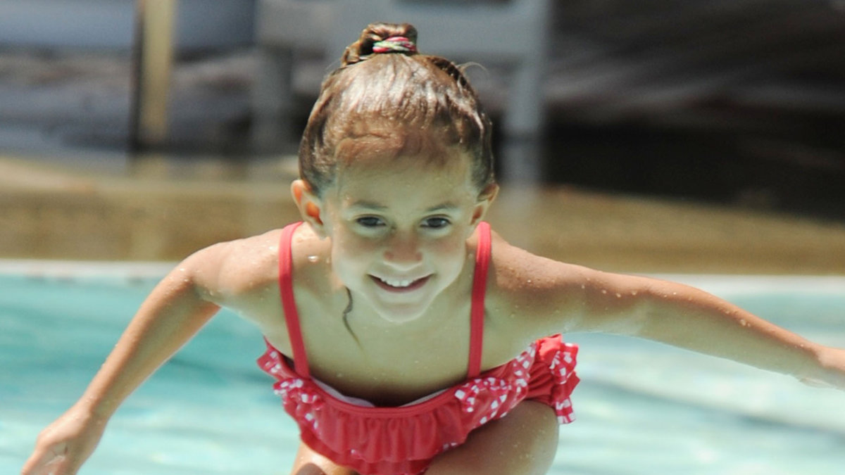 Popdivan Jennifer Lopez dotter Emme badar i poolen. Pappan heter Marc Anthony. 