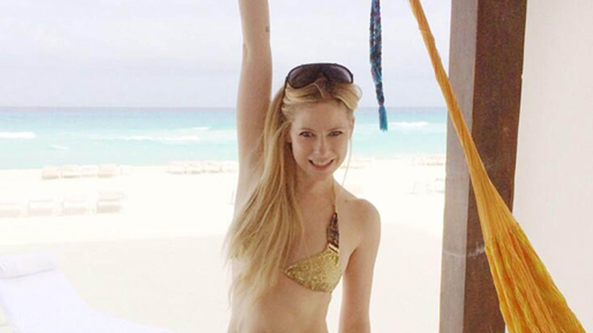 Avril Lavigne på stranden. 