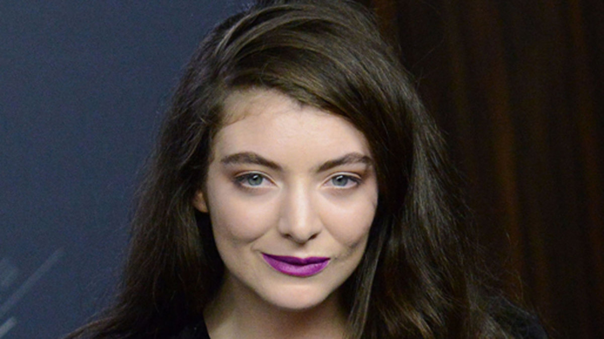Lorde, 17.
År 2014 blev verkligen Lordes år. Hon inledde med att vinna två Grammys för sin hit "Royals". Därefter sålde hennes debutalbum "Pure heroine" platina, hon vann ett pris på MTV Video Music Awards och har skrivit kontrakt för att göra soundtrack till "Hunger games: Mockingjay".
