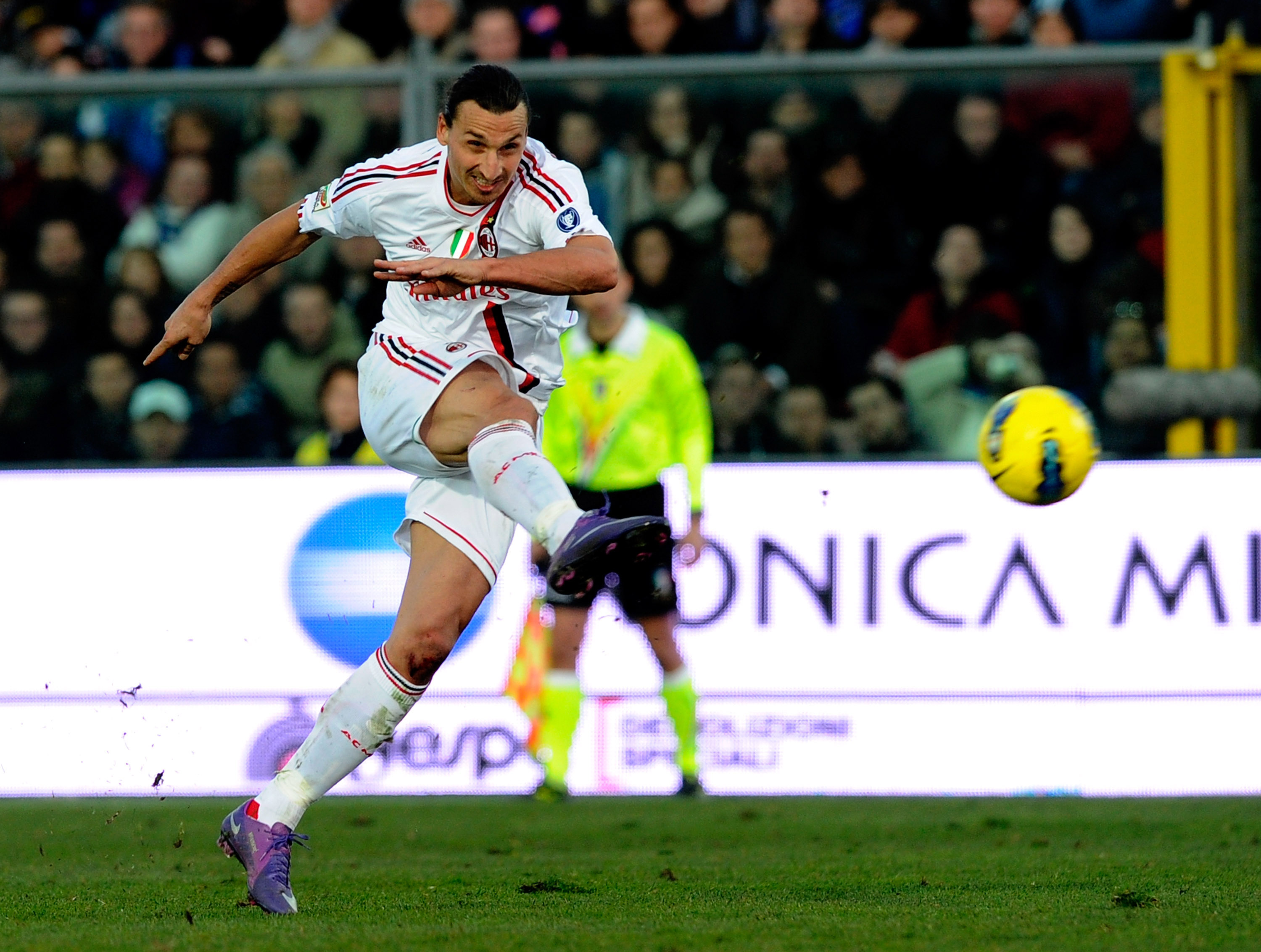 Efter jullovet kom Milan tillbaka och fortsatte vinna med 2-0. Denna gång mot Atalanta. Zlatan gjorde första målet. Efter jullovet kom Milan tillbaka och fortsatte vinna med 2-0. Denna gång mot Atalanta. Zlatan gjorde första målet.