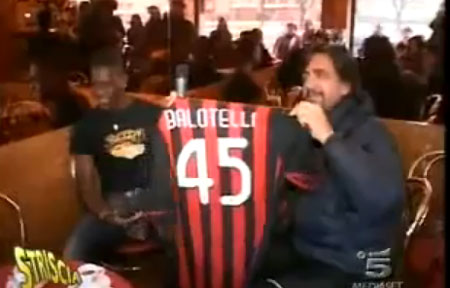 Mario Balotelli med sin Milan-tröja.