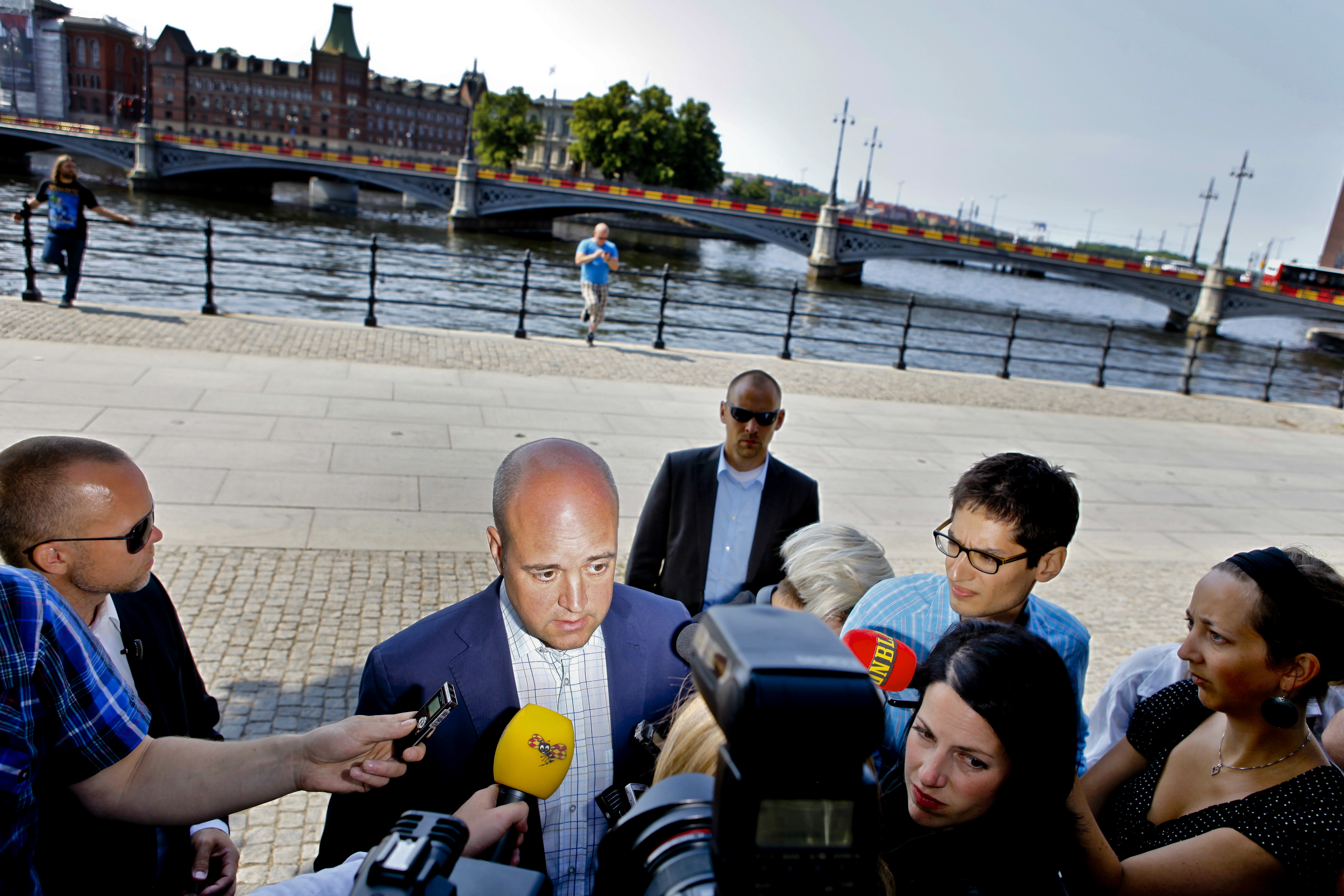 Fredrik Reinfeldt säger att Aftonbladets påstående inte stämmer. 