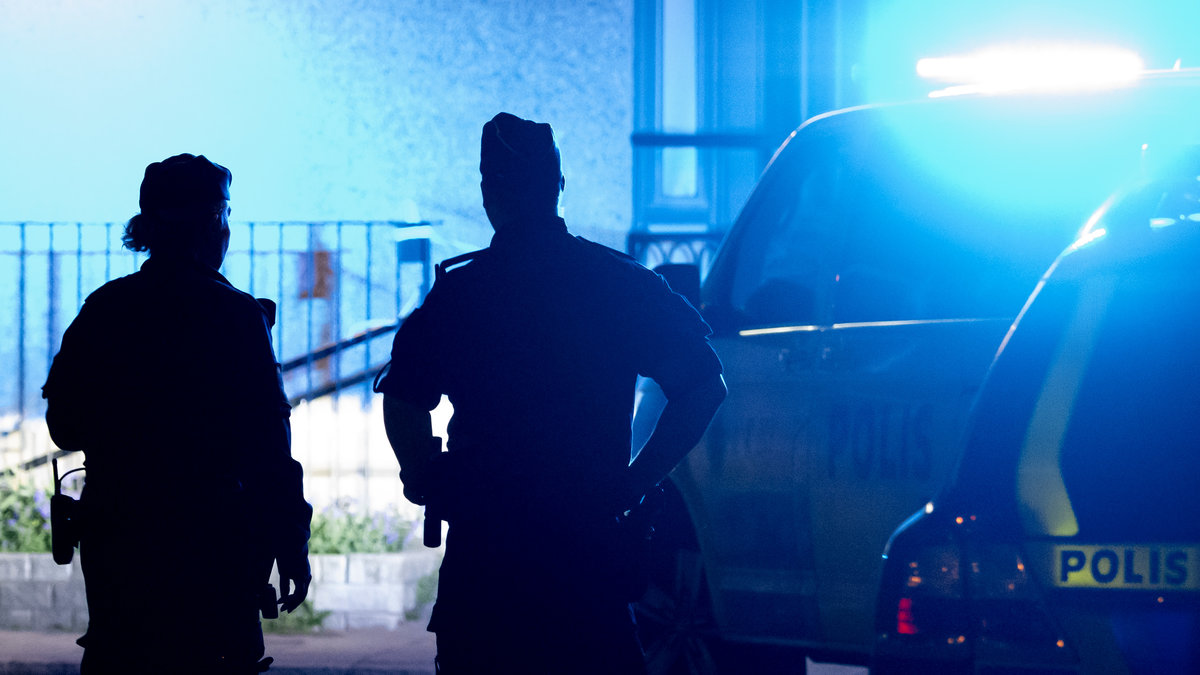 En man och en kvinna har hittats döda i Härnösand. Polisen misstänker mord och självmord.