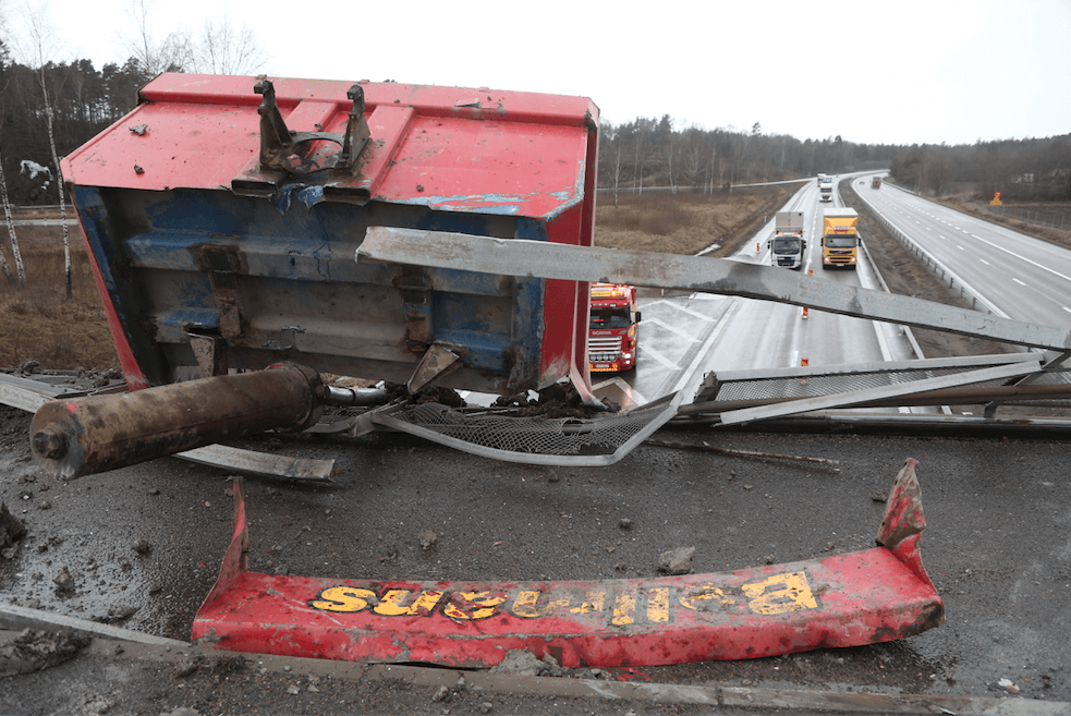 Trafiken söderut på E6 söder om Kungsbacka fick sakta ned till snigelfart efter trafikolyckan.