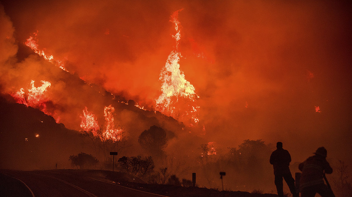 Los Angeles brinner och konsekvenserna är enorma. En person har avlidit. 