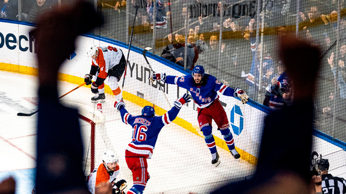 New York Rangers Vincent Trocheck (16) och Mika Zibanejad firar efter Trocheks mål i 6–5-vinsten mot Philadelphia som innebär att Rangers är klara för Stanley Cup-slutspelet.