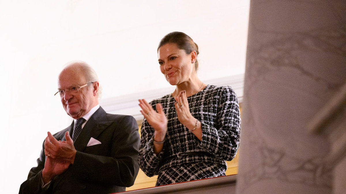Kung Carl Gustaf, här med kronprinsessan Victoria, gratulerar Danmarks nya kung Frederik X. Arkivbild.
