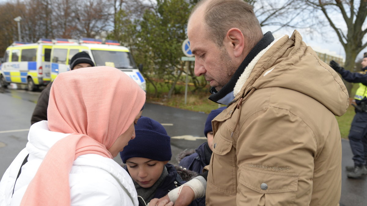 flyktingar som just nått tryggheten i Sverige