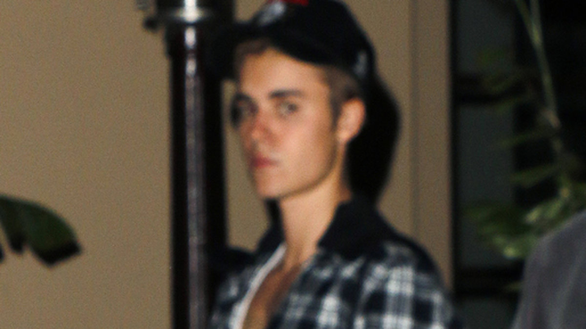 Bieber har även hunnit smygröka utanför hotellet Montage i Los Angeles. 