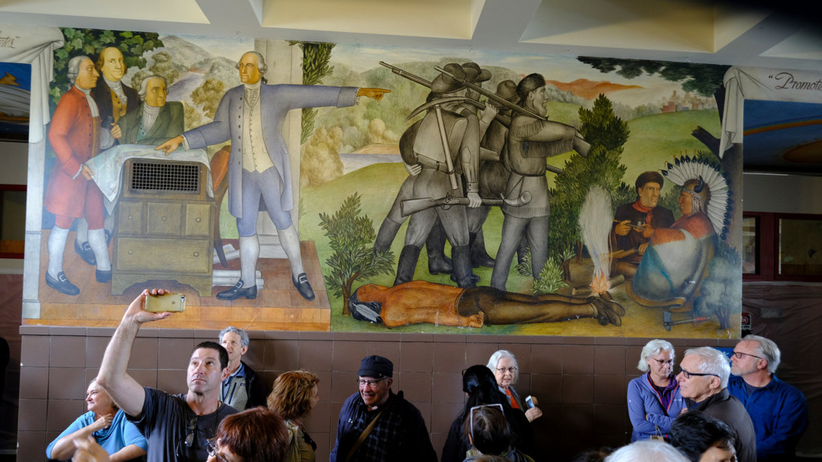 Väggmålningen i entrén till George Washington High School i San Franscico har rört upp känslor i decennier. Arkivbild.
