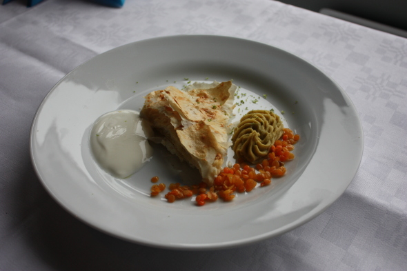 Den vinnande vegetariska rätten: Gibanica på filodeg med fetaost, serveras med orientalisk linsröra och yoghurtsås.