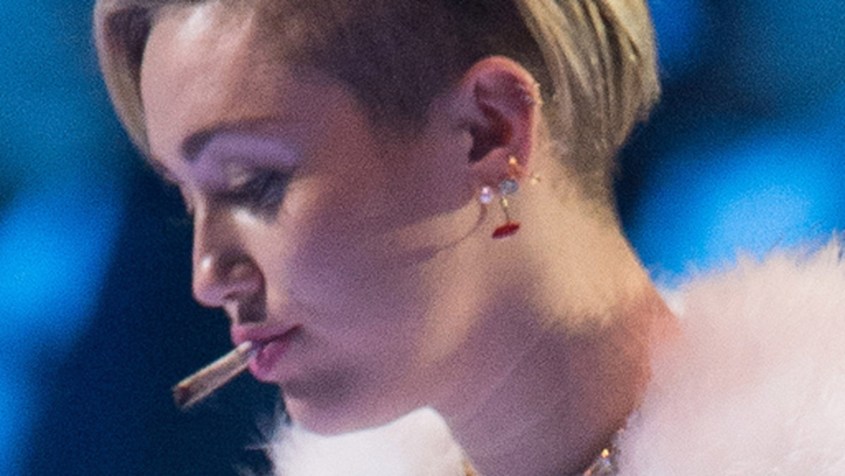 Miley röker en joint i Amsterdam. 