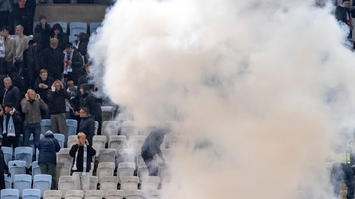 Publik och personal flyr då en banger detonerar på planen under torsdagens fotbollsmatch i Europa League mellan Malmö FF och Union Berlin .