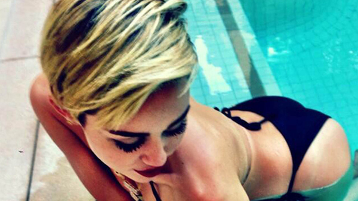 Miley tar ett dopp. 
