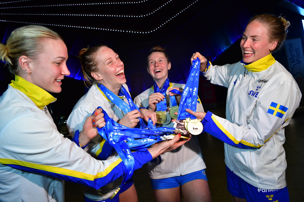 Svensk medaljlycka på kortbane-VM i december. Nu blir det inget VM i långbana under 2022 för Sarah Sjöström, Louise Hansson, Sophie Hansson och Michelle Coleman. Arkivbild.