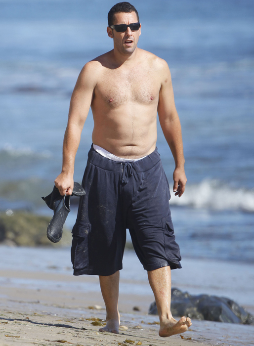 Adam Sandler chillar på stranden.