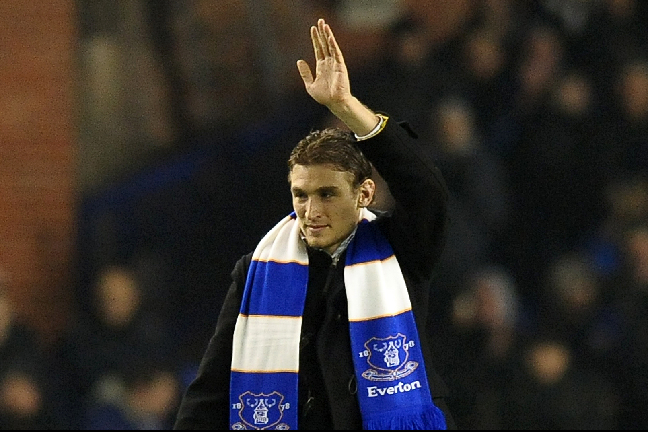Nikica Jelavic presenterades under halvtid i matchen mellan Manchester City och hemmalaget Everton. Nikica Jelavic presenterades under halvtid i matchen mellan Manchester City och hemmalaget Everton.